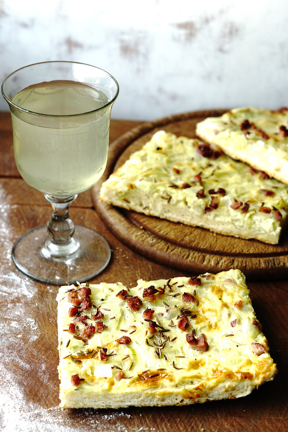 Zwiebelkuchen mit Hefeteig