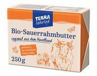 Sauerrahmbutter in Pergamentpapier verpackt