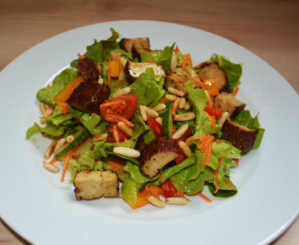 Bunter Salat mit Räuchertofu