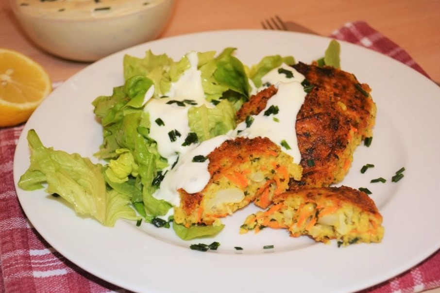 Blumenkohl-Hirse-Puffer mit Salat und Joghurt-Dip