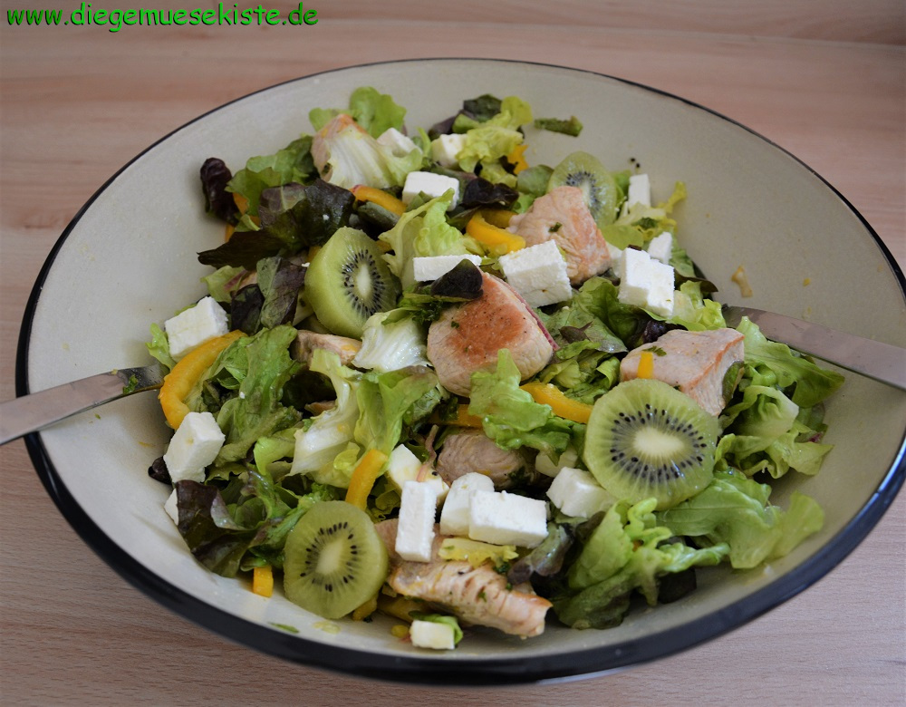Salat mit Pute, Kiwi und Feta