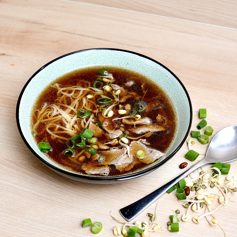 Vietnamesische Nudelsuppe mit Rindfleisch - Pho Bo