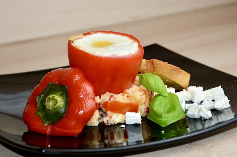 Gefüllte Paprika mit Couscous, Feta und Ei
