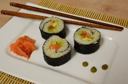 Sushi mit Räucherlachs und Avocado