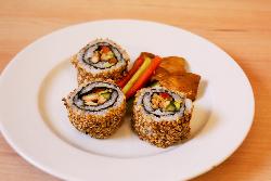 Sushi mit Hähnchenbrust und Gemüse