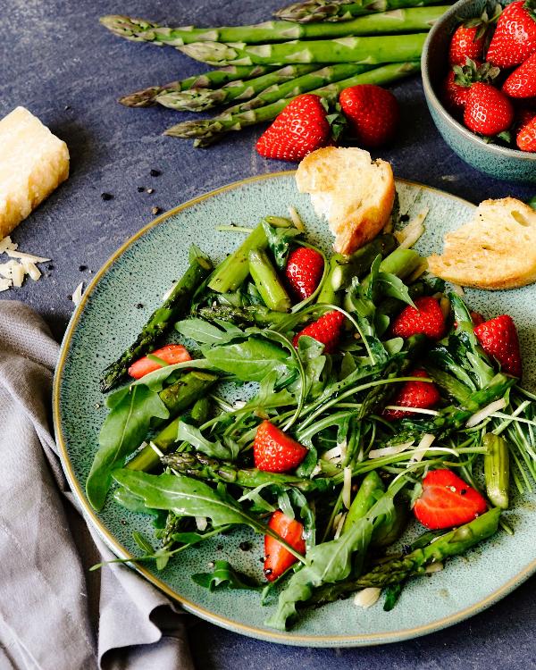 Produktfoto zu Rezept Spargel-Erdbeer-Salat mit Rucola