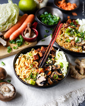 Thai-Ramen mit Pilzen und knusprigem Tofu